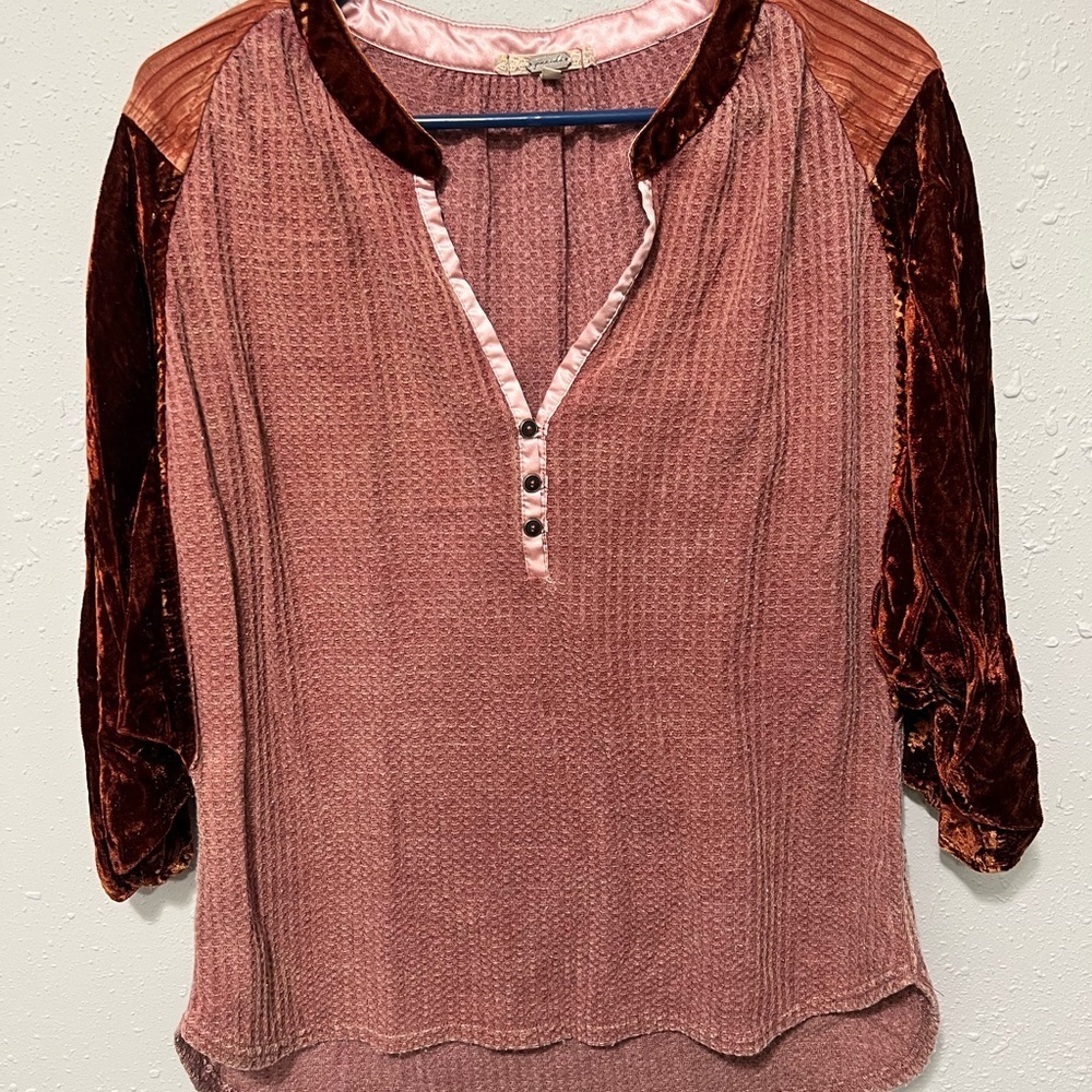 Gimmicks from Buckle Waffle Knit Velvet Accent